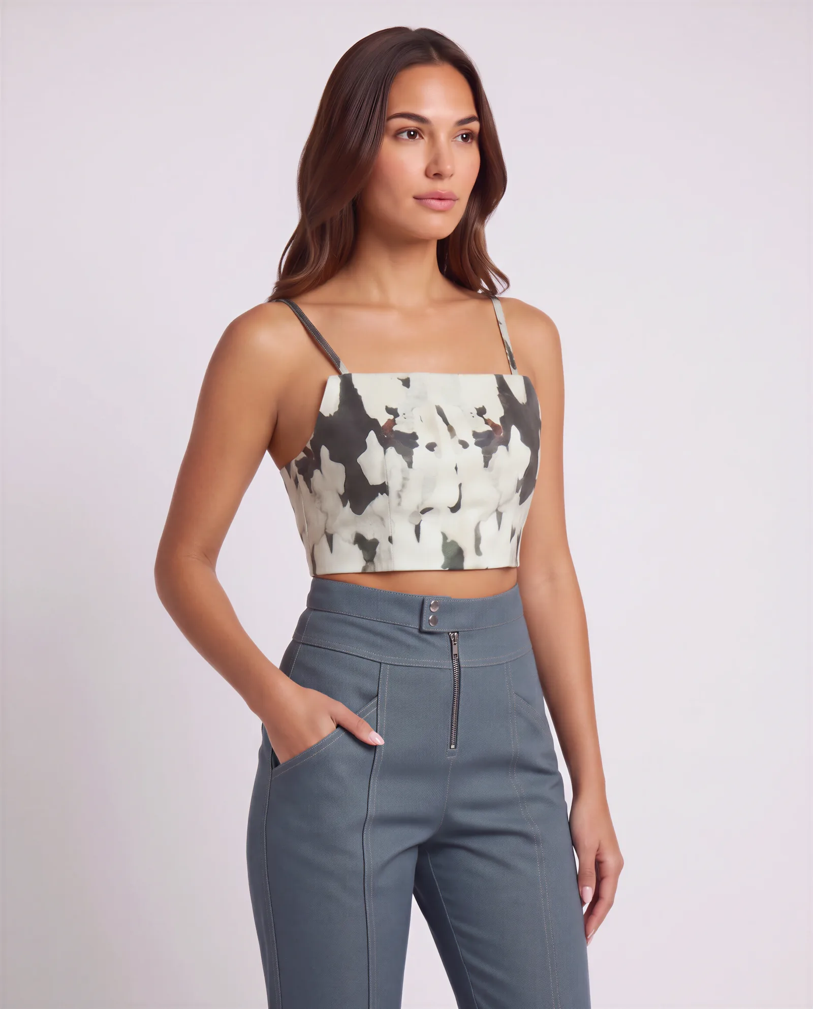 LEON Cropped Camo Leather Strap Top – vista alternativa